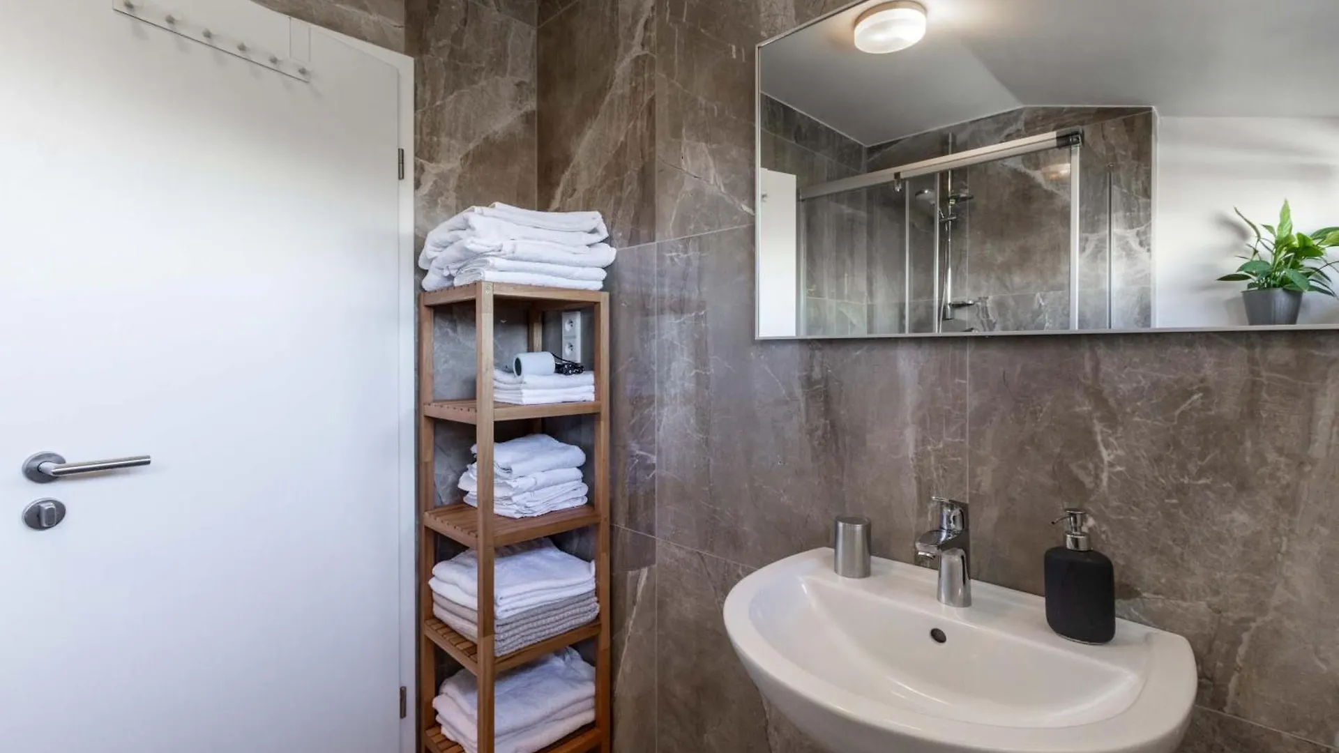 Luxury&Spacious 140M2 Two Floor Rooftop Apartment براغ